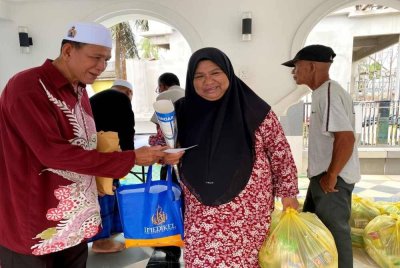 Golongan asnaf turut menerima sumbangan berupa wang tunai serta barangan dapur.