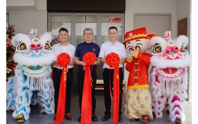 Penolong Pengurus Besar Jualan & Pemasaran, Encik Keith Ng Yee Kiat; Pengerusi Eksekutif Kumpulan LBS, Tan Sri Dato’ Sri Ir. (Dr.) Lim Hock San; serta Timbalan Ketua Pegawai Eksekutif LBS, Encik Lucas Lim Kim Kiat, pada majlis pelancaran Aulica, sebuah kediaman eksklusif berkonsepkan kehidupan tasik di D’Island Residence, Puchong. 