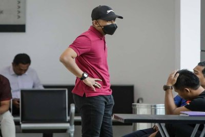 Seorang anggota polis berpangkat koperal, Muhammad Zulhairi Shunazar Abdul Shukor, 38, mengaku tidak bersalah di Mahkamah Majistret di sini hari ini atas pertuduhan memandu secara berbahaya sehingga menyebabkan kemalangan dan kematian seorang lelaki berusia 24 tahun pada 25 November lepas. Foto Bernama 