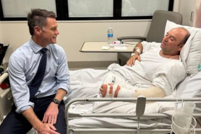 Ketua Menteri Negeri New South Wales, Chris Minns, turut melawat Ahmed di hospital. Foto Agensi