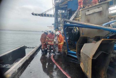 Anggota membantu mangsa dalam kejadian kren mengangkat arang batu runtuh di Loji Janakuasa Tanjung Bin. Foto JBPM Johor