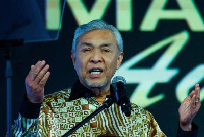Ahmad Zahid ketika berucap pada majlis Anugerah Persatuan Francais Malaysia di Kuala Lumpur pada Isnin. Foto Bernama
