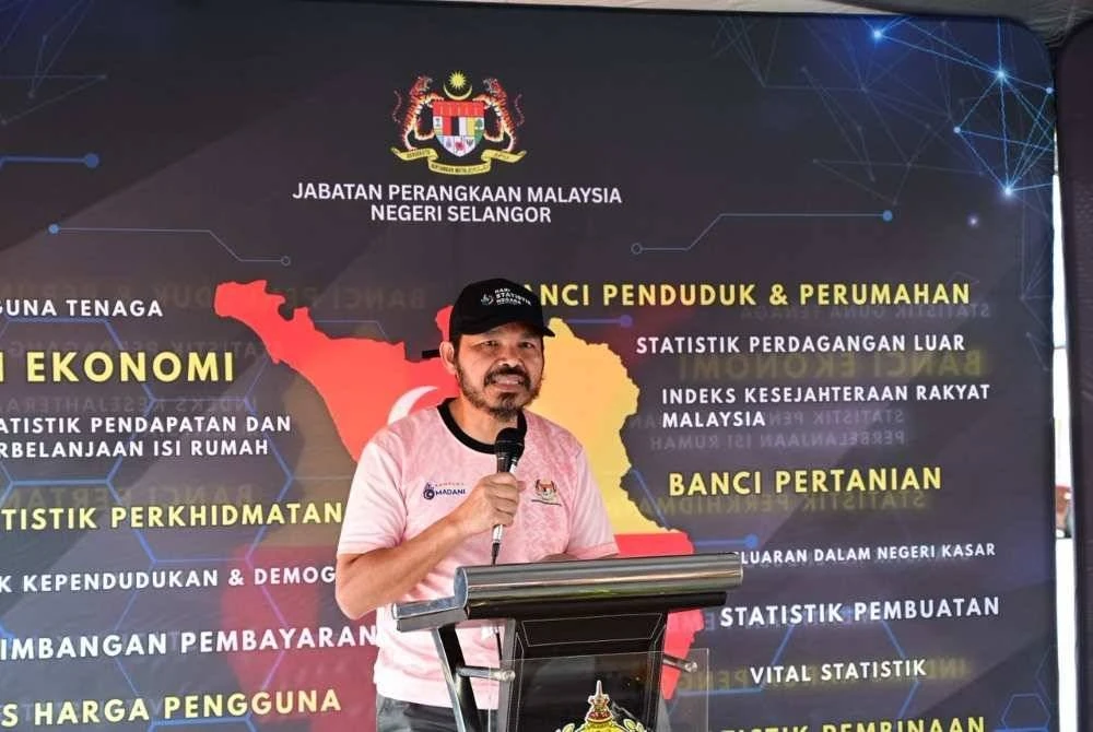 Mohd Uzir ketika Program Kampung Angkat Madani DOSM di Kampung Baharu, Sabak Bernam pada Ahad.