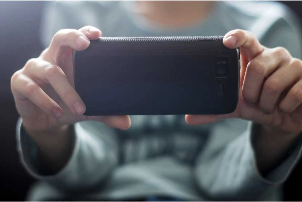 Literasi digital dalam kalangan ibu bapa dan masyarakat perlu diperkasa agar kawalan tidak hanya bergantung kepada kerajaan semata-mata.