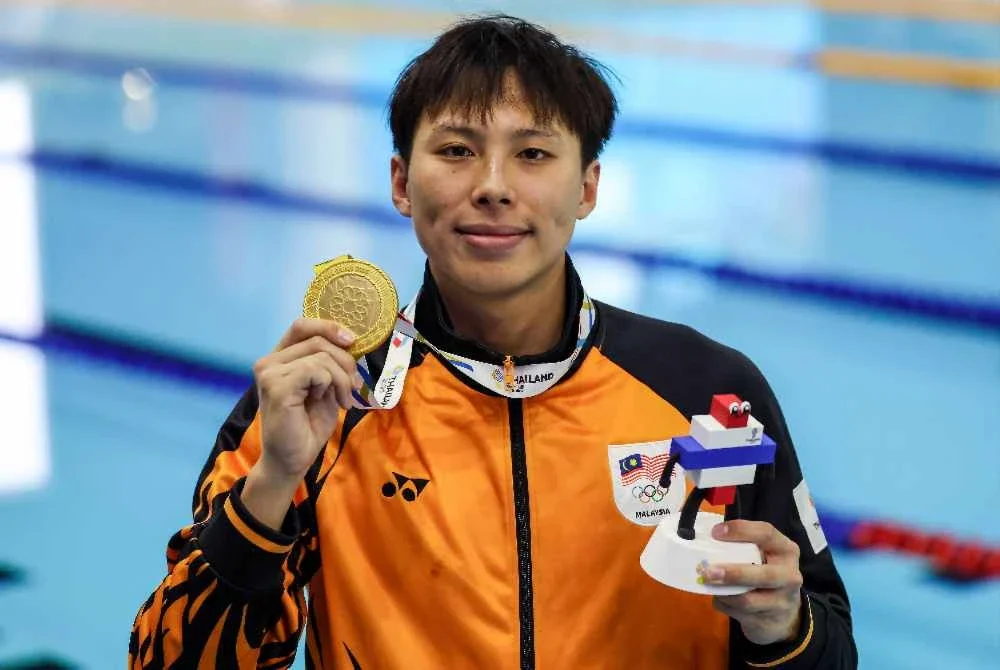 Hoe Yean bersama pingat pingat emas yang dimenanginya dalam acara 400m gaya bebas lelaki dengan catatan masa 3:50.63s pada Sukan SEA Thailand 2025. Foto Bernama