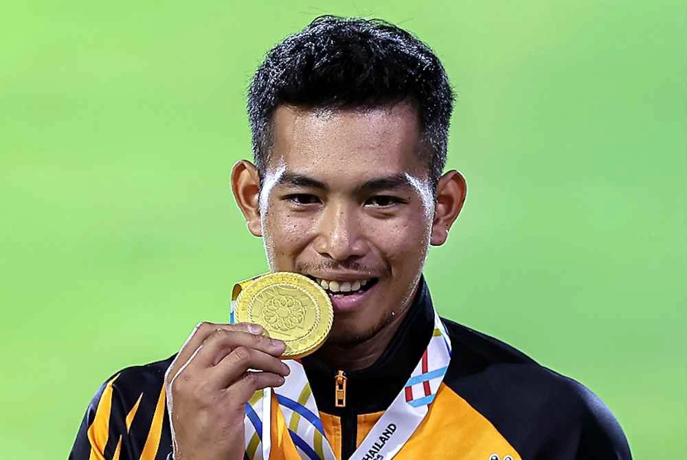 Andre mengungguli acara lompat jauh lelaki di Stadium Nasional Suphachalasai. Foto Bernama