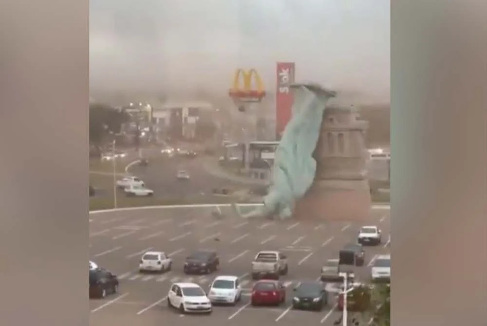 Insiden dramatik itu dirakam dalam beberapa video yang tular di media sosial.