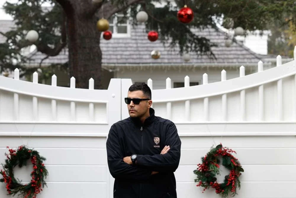 Seorang pengawal keselamatan berkawal di luar kediaman Rob Reiner di kawasan Brentwood, Los Angeles. - Foto AP