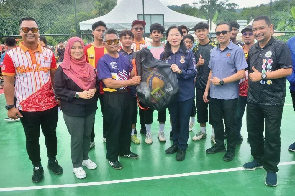 Hong Jin menyerahkan alatan sukan sebagai simbolik penyerahan gelanggang serbaguna di Kampung Batu 20, Sungai Lui, Hulu Langat.