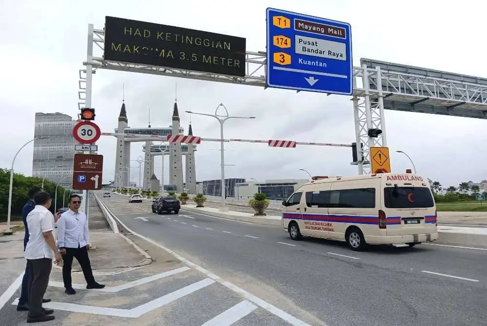 Palang penghadang ketinggian setinggi 3.5 meter dipasang di laluan masuk dan keluar Jambatan Angkat Kuala Terengganu.