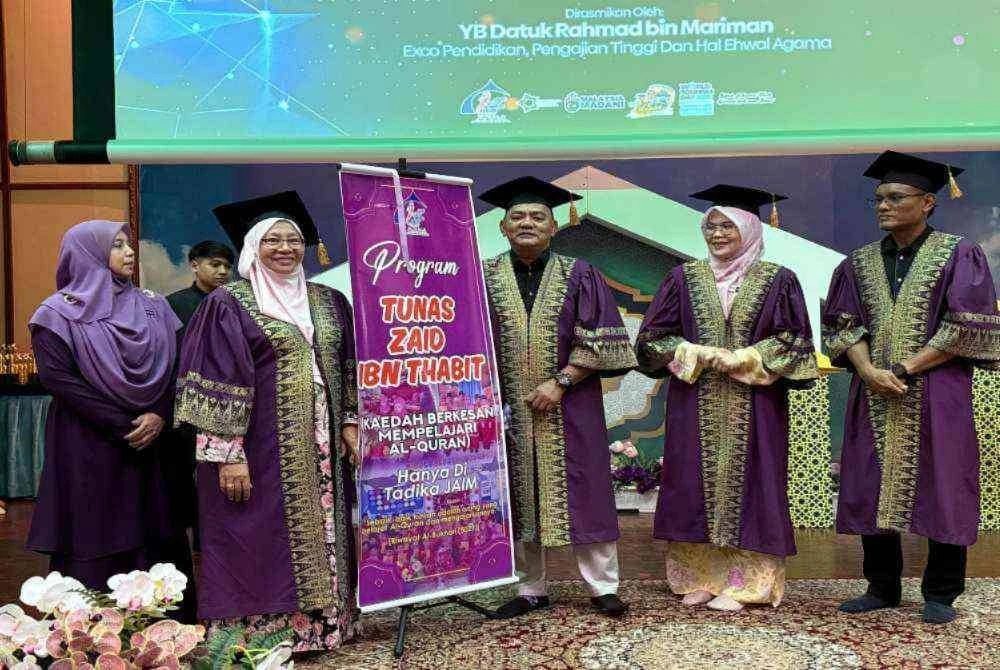 Rahmad (tengah) menyempurnakan majlis perasmian.