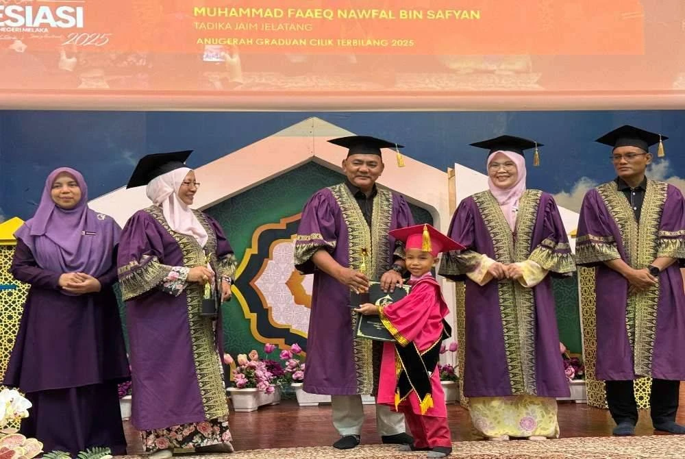 Rahmad (tengah) menyampaikan Sijil Apresiasi Tadika JAIM pada Selasa.