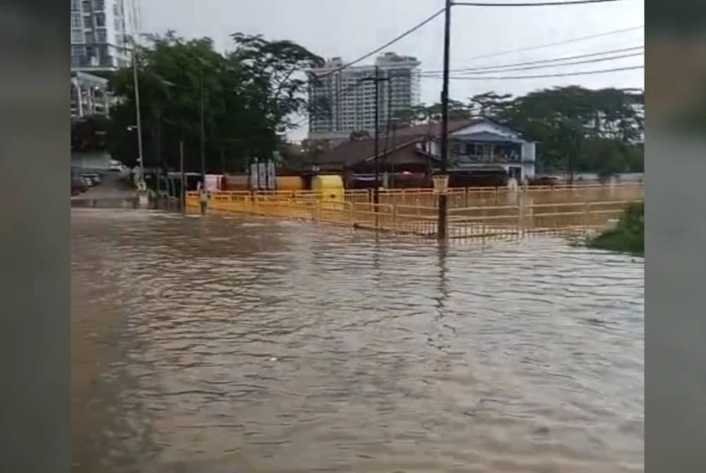 Banjir kilat melanda kampung apabila air Sungai Chat melimpah dengan pantas.