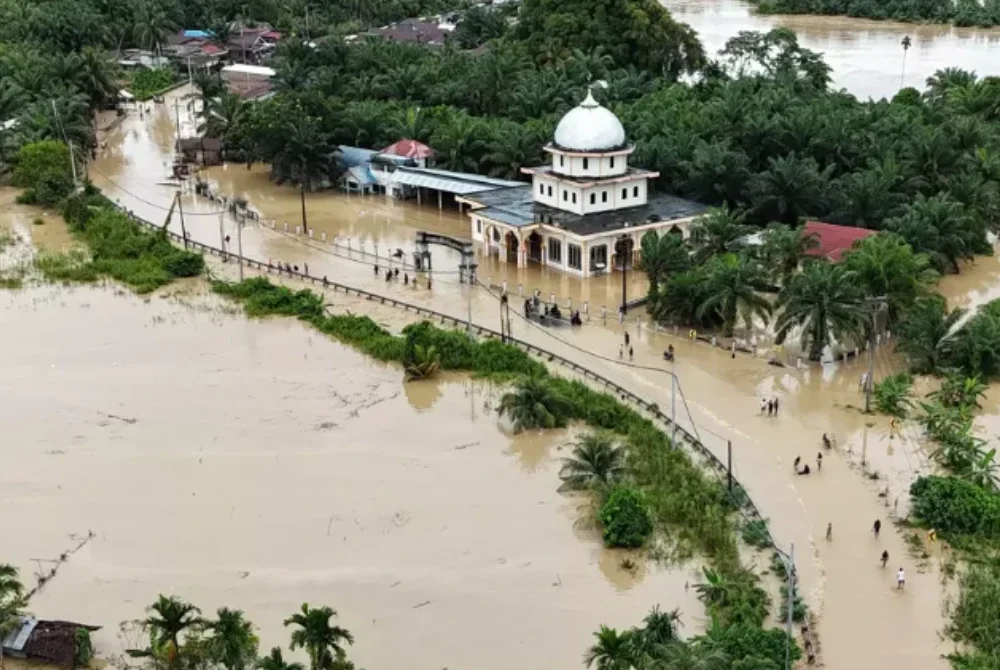 Pemandangan dari udara menunjukkan sebuah masjid di sepanjang jalan utama Medan-Banda Aceh yang ditenggelami banjir di Kampung Peuribu, Aceh Barat, Aceh pada 27 November 2025. Foto AFP