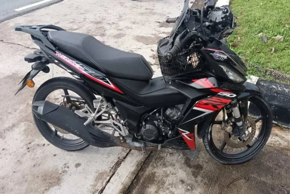 Keadaan motosikal mangsa yang terlibat dalam kemalangan. - Foto IPD Kluang