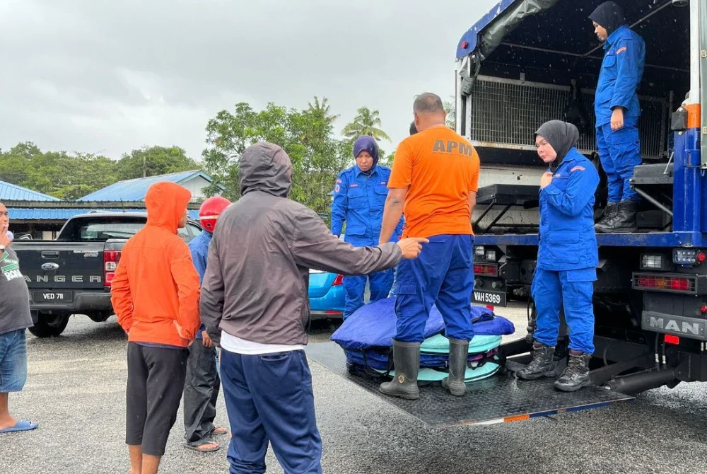 Anggota APM membantu proses persiapan PPS bagi menempatkan mangsa banjir yang terjejas.