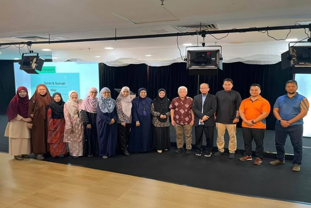 (Dari empat, kanan) Fazrul, Pengasas WUIF, Datuk Hussamuddin Yaacub Azlin, Marhaini bersama sebahagian pakar Saff 1 yang hadir pada perjumpaan pertama.