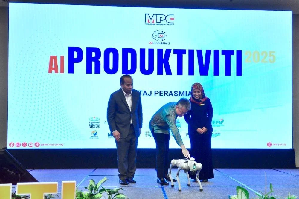 Chin Tong (tengah) yang diiringi Mazrina dan Pengerusi MPC, Datuk Kamaruzzaman Johari menyempurnakan gimik perasmian Program AI untuk Produktiviti 2025 di Shah Alam pada Selasa.