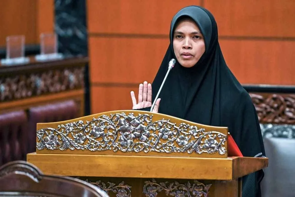 Penceramah agama, Marhamah Rosli, yang dilantik sebagai Timbalan Menteri di Jabatan Perdana Menteri (Hal Ehwal Agama) baharu, mengangkat sumpah sebagai Senator di hadapan Yang Dipertua Dewan Negara Datuk Awang Bemee Awang Ali Basah petang tadi. Foto Bernama 