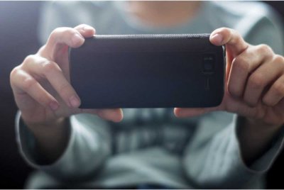 Literasi digital dalam kalangan ibu bapa dan masyarakat perlu diperkasa agar kawalan tidak hanya bergantung kepada kerajaan semata-mata.