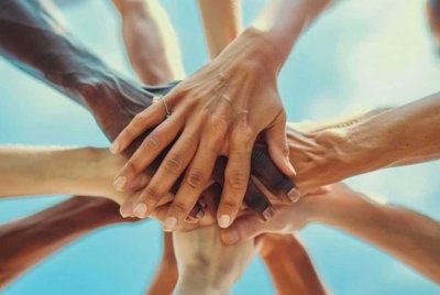 Kerja ahli politik sepatutnya menyatukan semua orang dalam satu sistem pendidikan sama dan menggunakan bahasa yang sama - Gambar hiasan. 