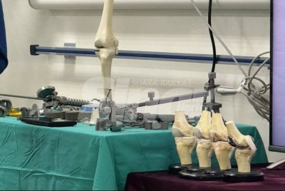 Model lutut dan peralatan konvensional digunakan sebelum ini. 