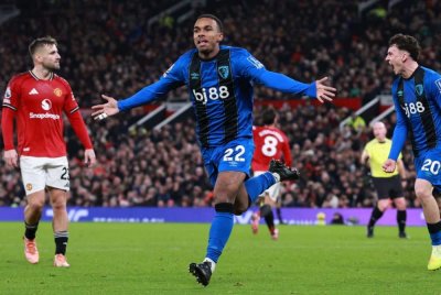 Eli Junior Kroupi (tengah) menjaringkan gol keempat dan penyamaan untuk Bournemouth mengikat United 4-4 di Old Trafford. Foto: Agensi