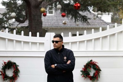 Seorang pengawal keselamatan berkawal di luar kediaman Rob Reiner di kawasan Brentwood, Los Angeles. - Foto AP