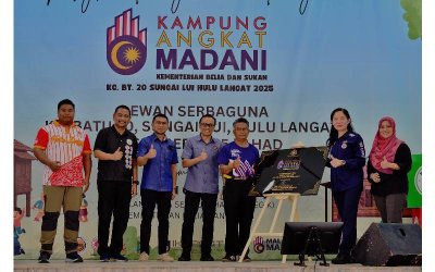 Hong Jin (dua dari kanan) merasmikan gimik pelancaran Penyerahan Projek Kampung Angkat MADANI di Dewan Serbaguna Kampung Batu 20, Sungai Lui, Hulu Langat pada Ahad.