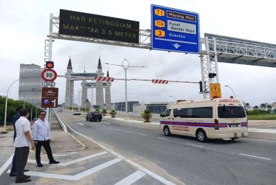 Palang penghadang ketinggian setinggi 3.5 meter dipasang di laluan masuk dan keluar Jambatan Angkat Kuala Terengganu.