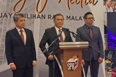 Ramlan (tengah) mengumumkan tarikh-tarikh penting PRK Kinabatangan dan Lamag pada Selasa.