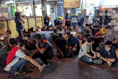 Antara warga asing yang ditahan dalam operasi JIM di Jalan Klang Lama pada Isnin.