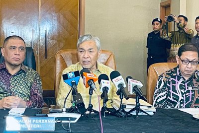 Ahmad Zahid (tengah) ketika sidang media selepas mempengerusikan Mesyuarat Penyelarasan Antara Timbalan Perdana Menteri dan Menteri Kemajuan Desa dan Wilayah Bersama Exco Luar Bandar (Mexclub) Bil. 2/2025 di Hotel Casuarina@Meru, Ipoh pada Selasa.