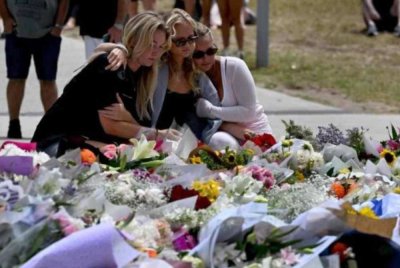 Orang ramai berkumpul di sisi jambangan bunga di Bondi Pavilion bagi memperingati mangsa insiden tembakan di Pantai Bondi. Foto AFP