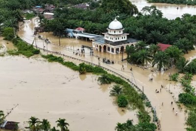 Pemandangan dari udara menunjukkan sebuah masjid di sepanjang jalan utama Medan-Banda Aceh yang ditenggelami banjir di Kampung Peuribu, Aceh Barat, Aceh pada 27 November 2025. Foto AFP