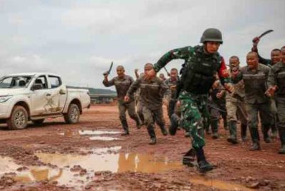 Ilustrasi yang dijana AI mengambarkan suasana ketika TNI diserang pekerja warga China. - Agensi