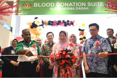 Kasemani (tengah) ketika menyempurnakan perasmian Pusat Derma Daerah Statik yang beroperasi di Kuala Terengganu City Centre (KTCC) Mall, Kuala Terengganu pada Selasa.