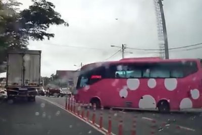 Rakaman video tular bas merah jambu keluar simpang di laluan tidak dibenarkan.