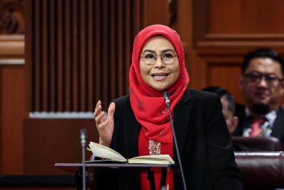 Timbalan Menteri Pembangunan Wanita, Keluarga dan Masyarakat Datuk Seri Dr Noraini Ahmad bercakap pada Mesyuarat Ketiga, Penggal Keempat Parlimen ke-15 Persidangan Dewan Negara di Bangunan Parlimen hari ini. - Bernama