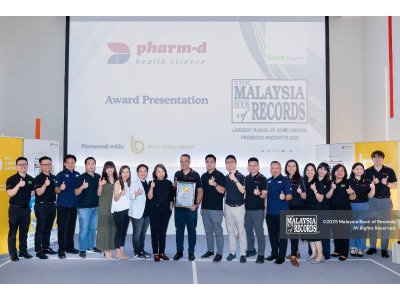Ketua Pengarah Kumpulan Pharm-D Health Science, Wong Chin Cheang, (tengah) bersama Ketua Pegawai Operasi Malaysia Book of Records Jwan Heah (ketiga dari kiri), diiringi wakil utama syarikat-syarikat ketika meraikan anugerah tersebut.