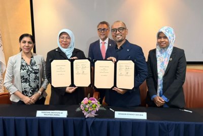 Dari kiri: Felo Kanan MIMA, Dr Sumathy Permal; Ketua Pengarah MIMA, Datuk Monaliza Suhaimi, Pengerusi MIMA Datuk Suffian Awang, Pengarah Urusan Hexagon Synergy (M) Sdn Bhd, Rashdan Baharum dan Ketua Kelestarian dan Perancangan Strategik, Hexagon Synergy (M) Sdn Bhd Dr Nur Zulaikha Yusof pada majlis menandatangani MoU.