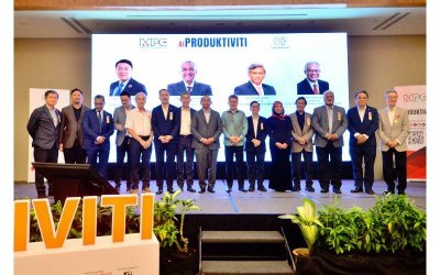 Chin Tong bergambar bersama Champion Nexus Produktiviti sempena Program AI untuk Produktiviti 2025 di Shah Alam pada Selasa.