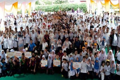 Sesi bergambar bersama dif-dif kerhormat dan anak-anak murid di Majlis Temasya Hari Susu
Sekolah Sedunia Farm Fread @ UPM Serdang 