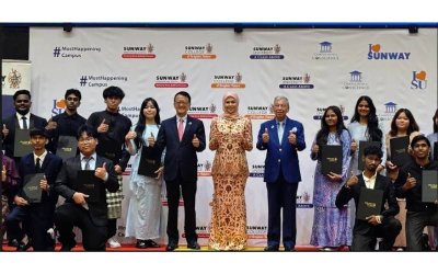 Tengku Permaisuri Norashikin dan Jeffrey Cheah bersama semua penerima biasiswa pada Majlis JCF Scholarship and Awards Ceremony 2025 di Sunway College.