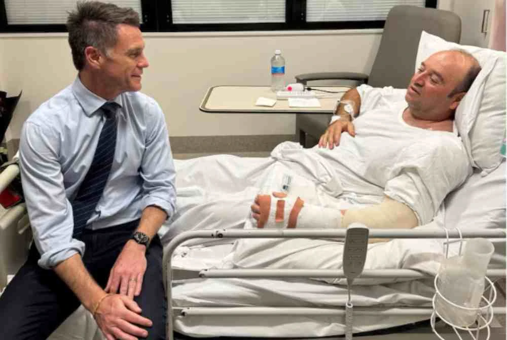 Ahmed Al Ahmed ketika menerima kunjungan Ketua Menteri New South Wales, Chris Minns di hospital. Foto Agensi