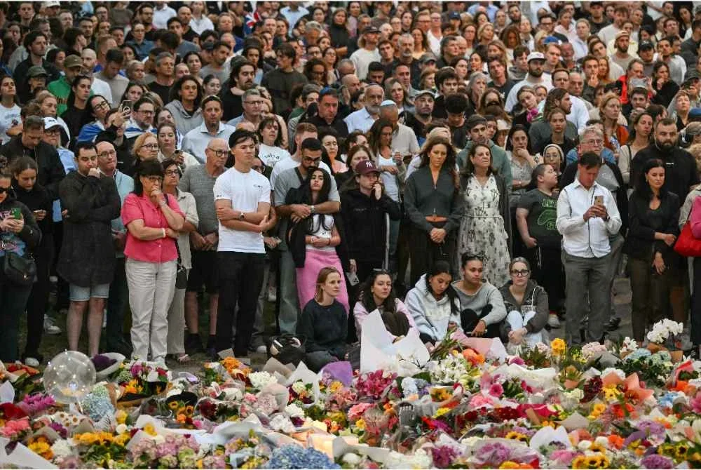 Orang ramai berkumpul di Bondi Pavilion bagi memberi penghormatan kepada mangsa insiden tembakan di Pantai Bondi, Sydney, Australia. Foto AFP