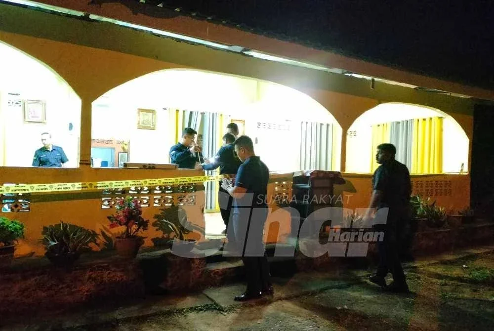 Polis menjalankan siasatan di lokasi kejadian.