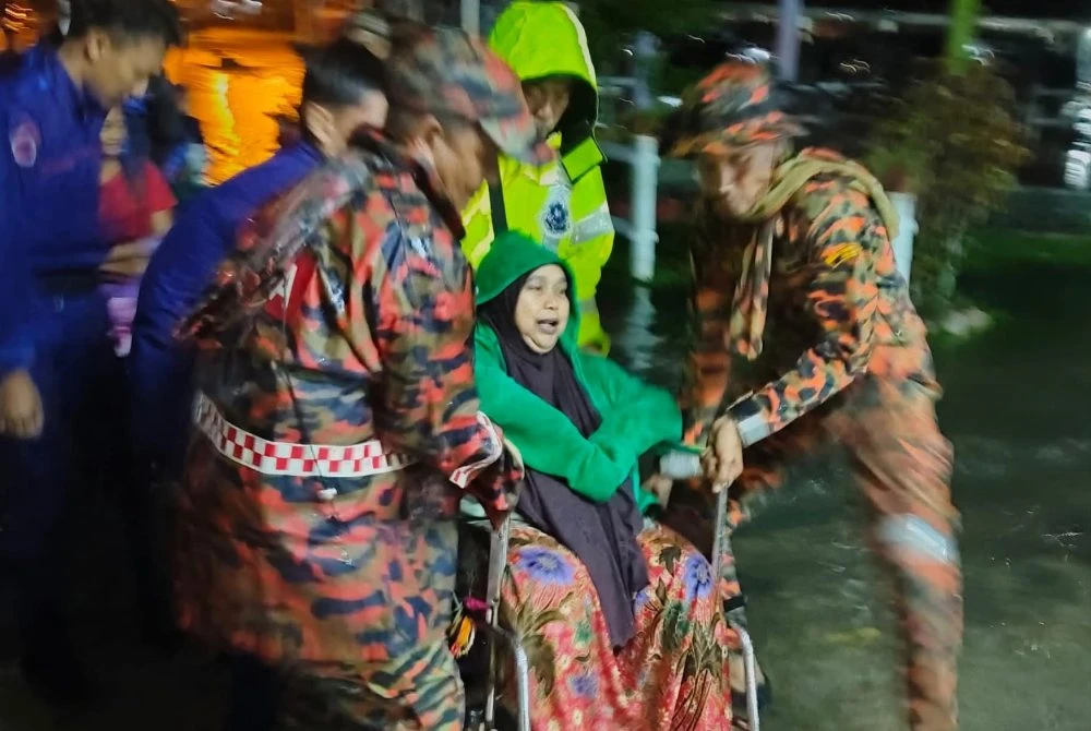 Mangsa banjir di Kampung Baru Air Tawar dan Kampung Hubong, Mersing dipindah ke PPS. Foto: JBPM Johor