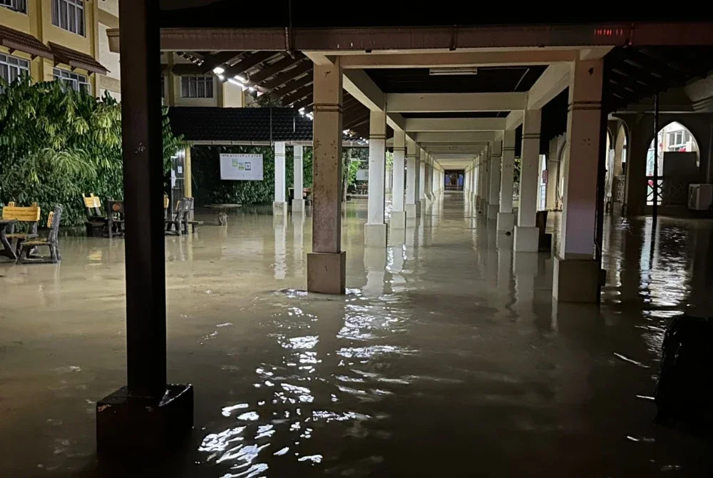 Keadaan kawasan kampus UnIPSAS yang dinaiki air susulan hujan lebat sejak Isnin.