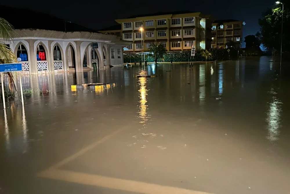 Aktiviti universiti kini lumpuh ekoran kawasan kampus dinaiki air kira-kira satu meter.